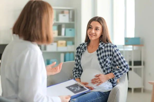 Mujer Embarazada Joven Con Médico Clínica — Foto de Stock