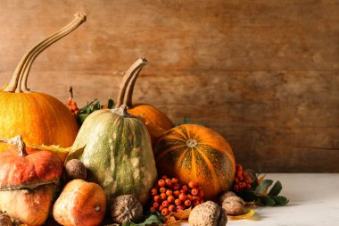 Ceviz ve çilek masa lambası üzerinde farklı Taze kabak