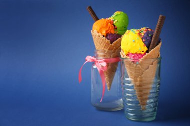 Gözleme koniler renk arka plan üzerinde cam lezzetli dondurma ile