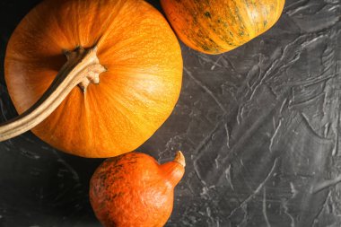 Bütün taze Kabak Koyu masada