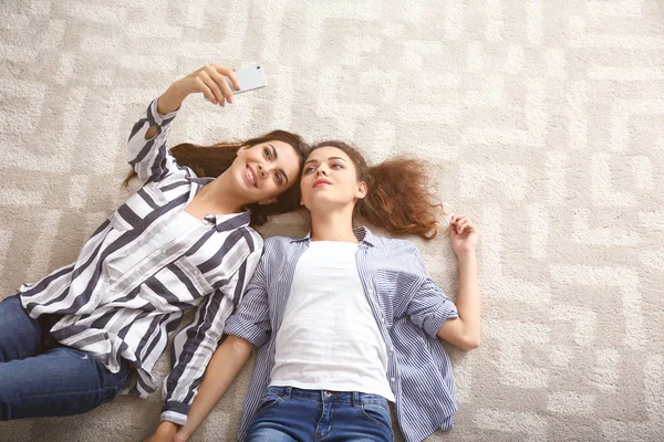 Heureux Jeune Couple Lesbien Prendre Selfie Maison — Photo