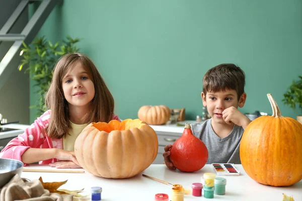 Lindos Niños Pequeños Preparando Calabazas Para Halloween Casa — Foto de Stock