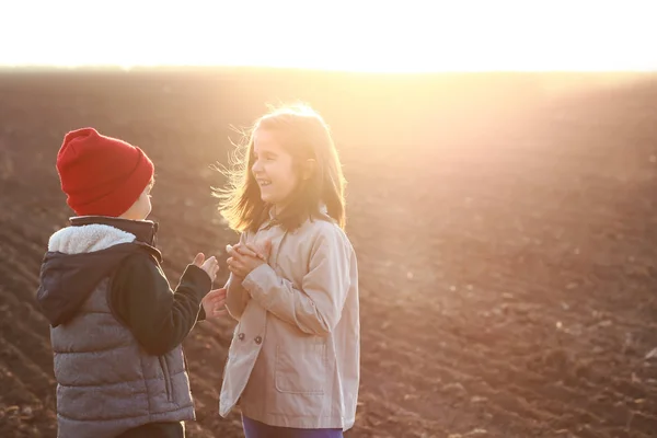 Niedliche Kleine Kinder Spielen Herbstfeld — Stockfoto