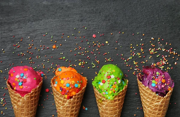 Cones Waffle Com Delicioso Sorvete Cor Polvilhas Fundo Escuro — Fotografia de Stock