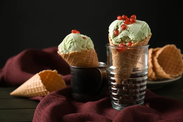 Вафельний Конус Смачним Морозивом Склянці Столі — стокове фото