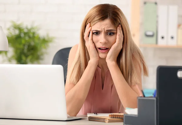 Mujer Teniendo Ataque Pánico Lugar Trabajo —  Fotos de Stock