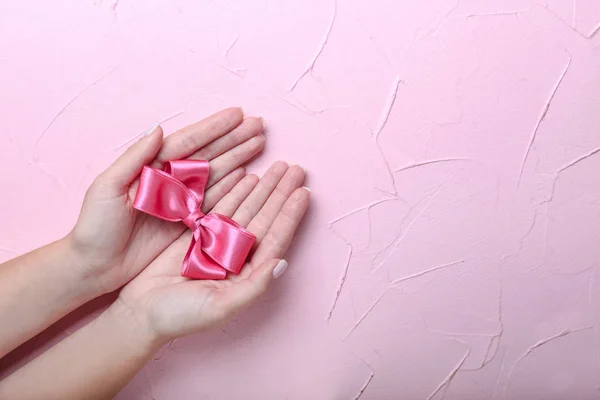 Γυναικεία Χέρια Που Κρατούν Τόξο Κατασκευασμένο Από Ροζ Κορδέλα Χρώμα — Φωτογραφία Αρχείου