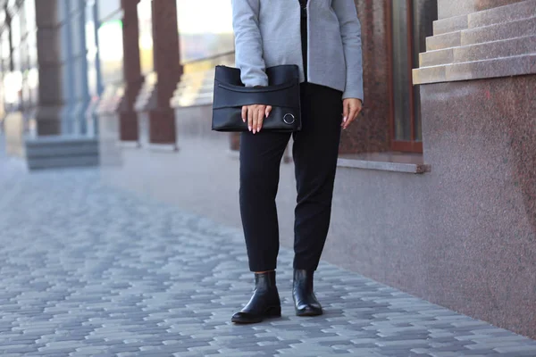 Модная Молодая Женщина Стильной Обуви Сумкой Улице — стоковое фото