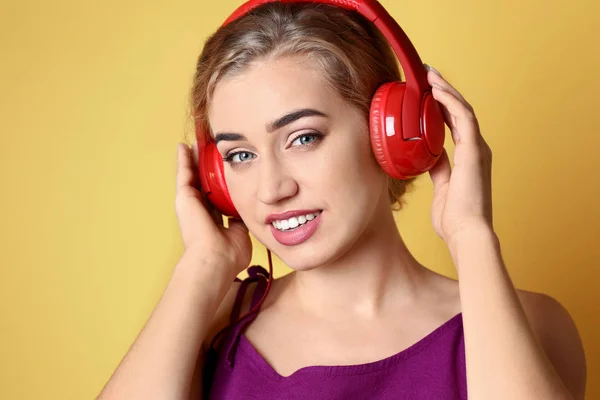 Hermosa Joven Escuchando Música Sobre Fondo Color — Foto de Stock