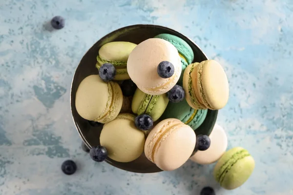 Cuenco Con Macarrones Dulces Arándanos Mesa — Foto de Stock