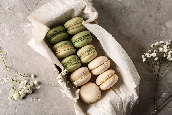 Box Tasty Colorful Macaroons Grey Table — Stock Photo, Image