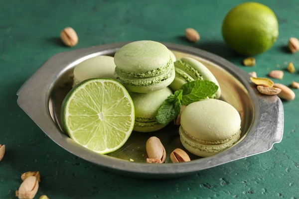 Plate Tasty Macaroons Pistachio Nuts Mint Lime Color Table — Stock Photo, Image