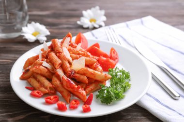 Lezzetli penne makarna ve masada garnitür plaka
