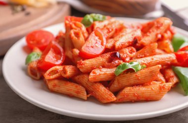 Lezzetli penne makarna ve tablo, closeup garnitür plaka