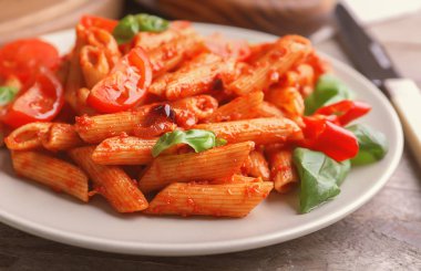 Lezzetli penne makarna ve tablo, closeup garnitür plaka