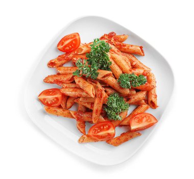Tabak beyaz zemin üzerine domates soslu lezzetli penne makarna