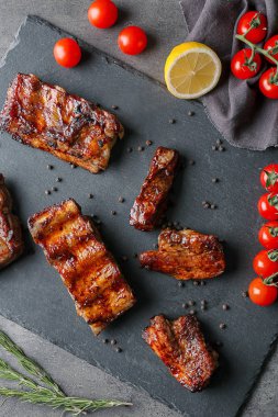 Kayrak plaka üzerinde baharatlar ile lezzetli ızgara kaburga