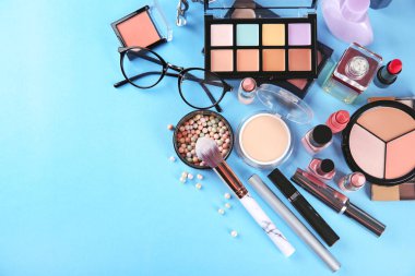 Renk arka plan üzerinde profesyonel kozmetik ile düz yatıyordu kompozisyon