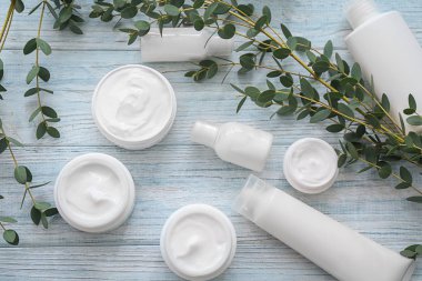 Kozmetik bitkisel özü ile beyaz ahşap arka plan ayarla