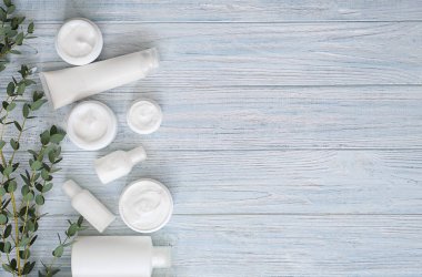 Kozmetik bitkisel özü ile beyaz ahşap arka plan ayarla