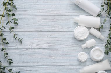 Kozmetik bitkisel özü ile beyaz ahşap arka plan ayarla