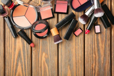 Ahşap arka plan üzerinde Dekoratif kozmetik ile düz yatıyordu kompozisyon