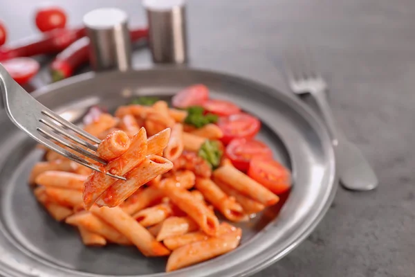 Smaczny Makaron Sosem Pomidorowym Talerzu Zbliżenie — Zdjęcie stockowe