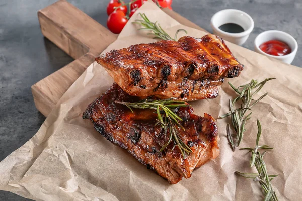 Delicious Grilled Ribs Rosemary Parchment Closeup — Stock Photo, Image