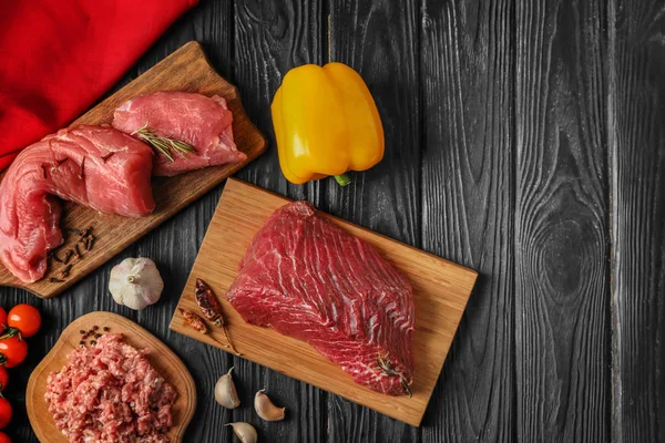 Composición Con Diferentes Tipos Carne Fresca Sobre Fondo Oscuro — Foto de Stock