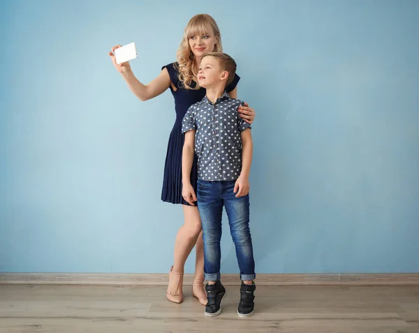 Young Woman Taking Selfie Her Son Indoors — Stock Photo, Image