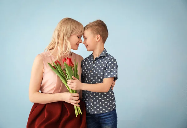 Ritratto Bambino Carino Sua Madre Con Bouquet Tulipani Sfondo Grigio — Foto Stock