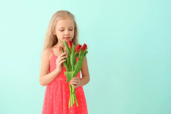 Retrato Niña Linda Con Ramo Tulipán Sobre Fondo Color — Foto de Stock