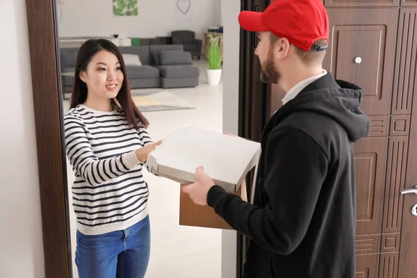 Joven Entregando Comida Cliente Puerta — Foto de Stock