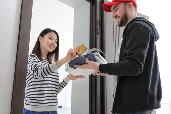 Young Asian Woman Using Bank Terminal Credit Card Payment Doorway — Stock Photo, Image