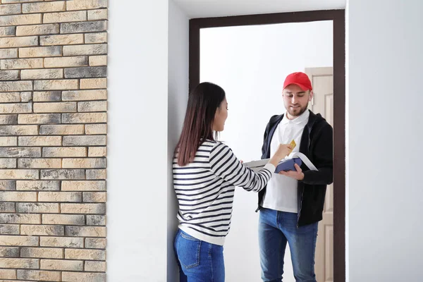 Young Woman Using Bank Terminal Credit Card Payment Doorway Food — Stock Photo, Image