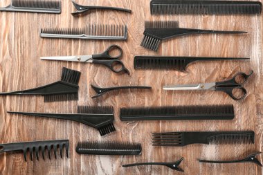 Ahşap arka plan üzerinde berber araçlar kümesi ile düz yatıyordu kompozisyon