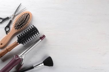 Dizi berber araç üzerinde açık renkli düz yatıyordu kompozisyon