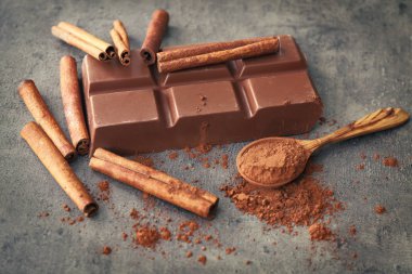 Lezzetli sütlü çikolata tarçın tablo ile