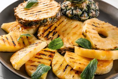 Plaka, closeup üzerinde ızgara ananas dilimleri