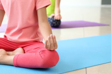 Küçük kızı pratik yoga kapalı