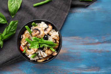 Lezzetli haşlanmış pirinç ve sebze ahşap masa üzerinde kase