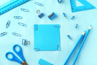 Renk arka plan üzerinde farklı okul Kırtasiye ile kompozisyon