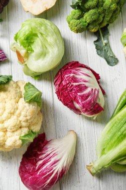 Lahana hafif ahşap arka plan üzerinde farklı türleri