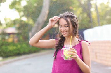 Mason kavanoza taze limonata açık havada olan kadın