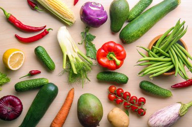 Ahşap arka plan üzerinde çeşitli sebze ile düz yatıyordu kompozisyon