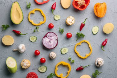 Gri arka plan üzerinde çeşitli sebze ile düz yatıyordu kompozisyon