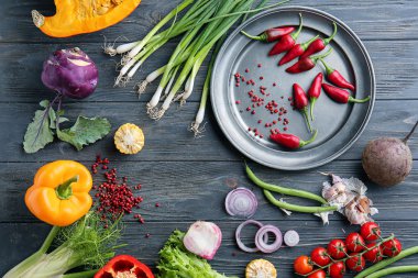 Çeşitli sebze ve baharat ahşap arka plan üzerinde düz yatıyordu kompozisyonu