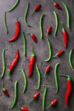 Biber ve yeşil fasulye koyu arka plan üzerinde düz yatıyordu kompozisyonu