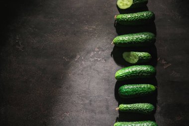 Koyu arkaplanda taze salatalıklar