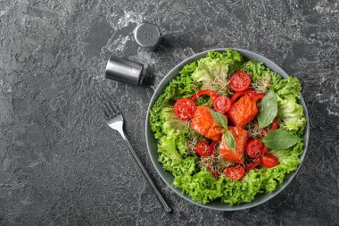 Sağlıklı taze salata somon grunge arka plan üzerinde